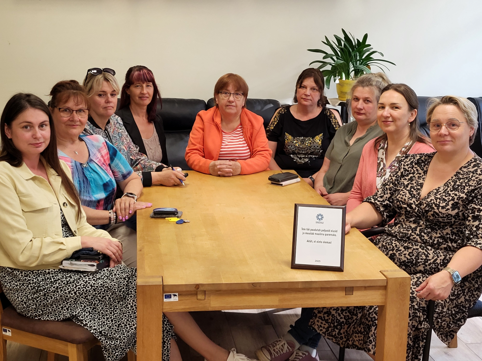     Haapsalu hoolekandekeskuse hooldustöötajate ühispildil võib näha ka tänukirja, mille saatis neile pärast aastatepikkust koostööd ühe kliendi lähedane