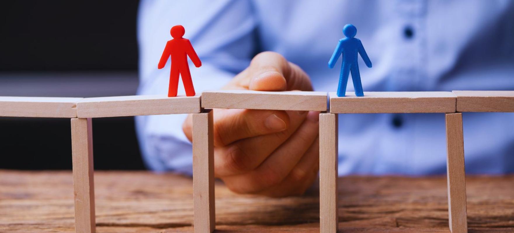 inimeste kujutised sillal