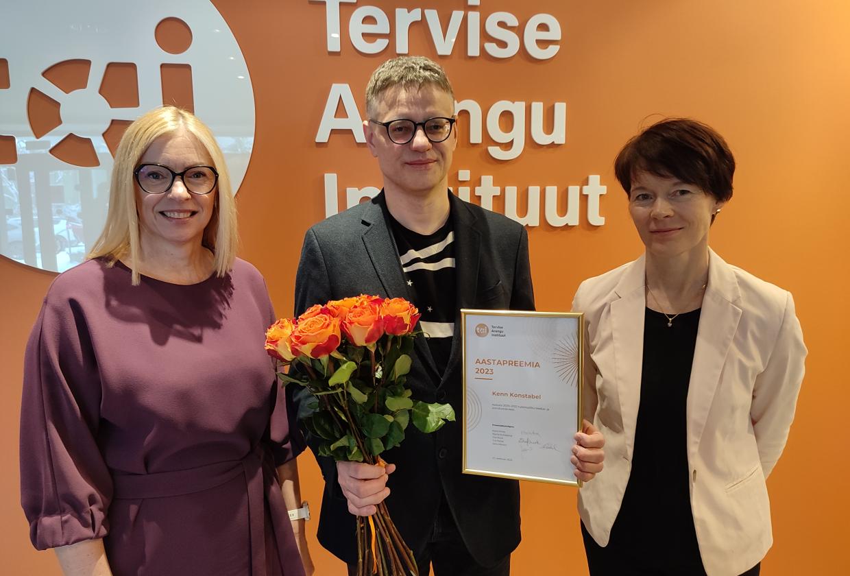 TAi direktor Annika Veimer, aastapreemia pälvinud Kenn Konstabel ja teadusdirektor Kaire Innos