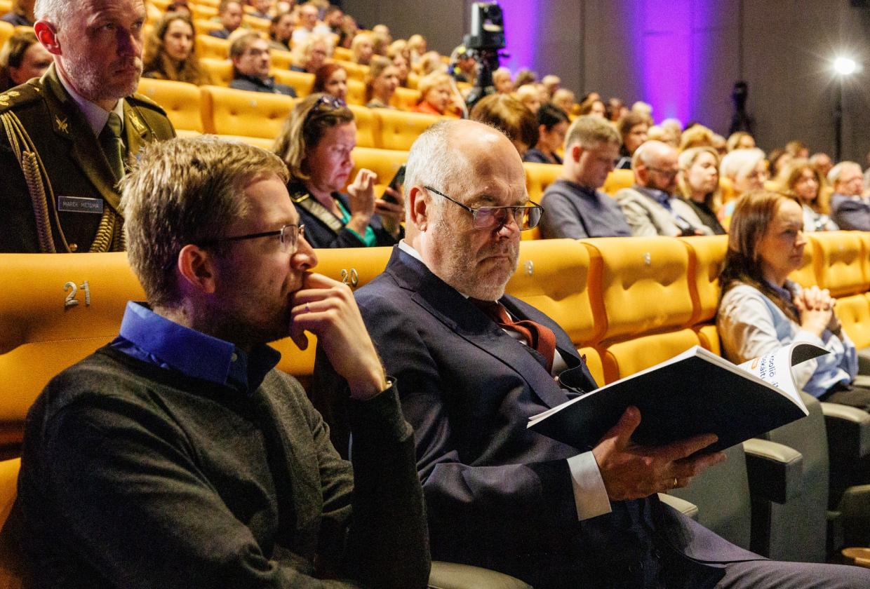 president Alar karis sirvib TAI aastaraamatut, foto Kalev Killeorg